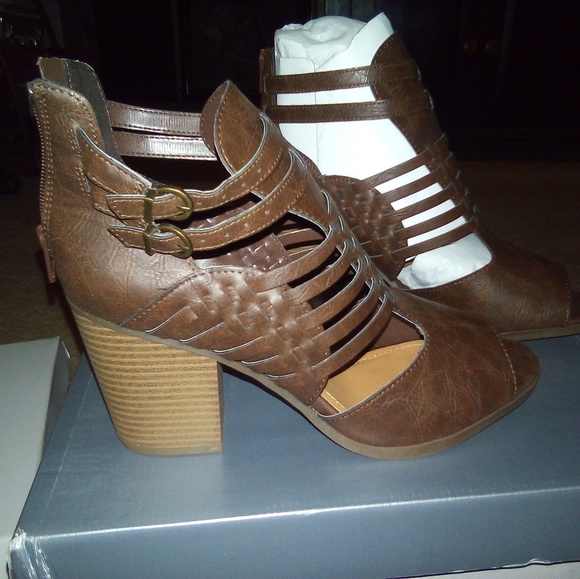Shoes - Brown sandals with heel
